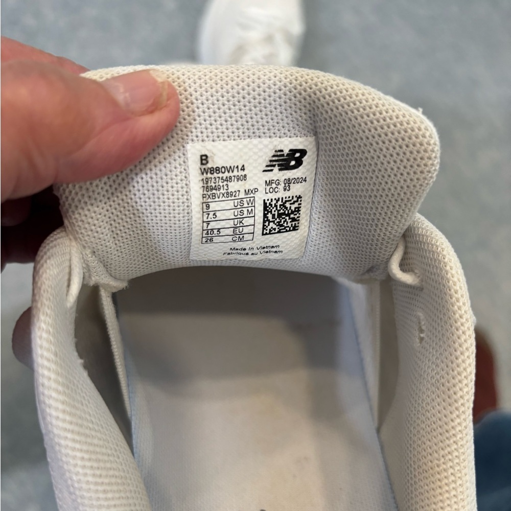 New Balance women’s fresh foam 880 v14 sneakers brand new never worn. Size 9B - Picture 6 of 10